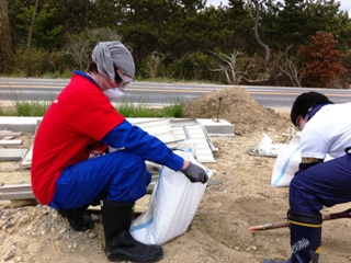 活動中-土砂撤去