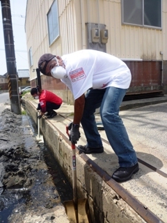 活動中-土砂撤去