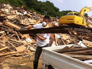 活動中-土砂撤去