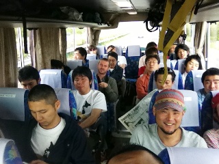バスで移動中