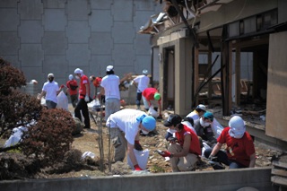 活動中-土砂撤去