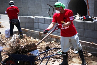 活動中-土砂撤去
