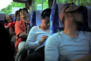 帰路につき疲れ果て眠るメンバー