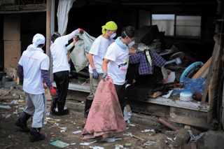 活動中-土砂撤去