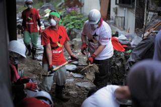 活動中-土砂撤去