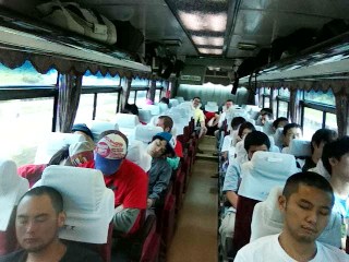 疲れ果て眠るメンバー