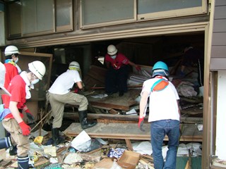 活動中-がれき撤去