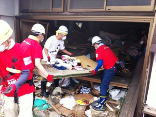 活動中-がれき撤去