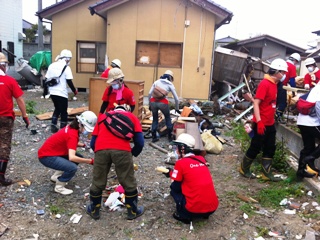 活動中-がれき撤去