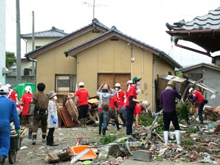 活動中-がれき撤去