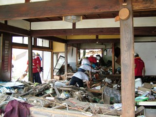 活動中-がれき撤去