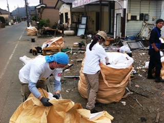 活動中-仕分け作業