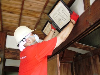 賞状を外すメンバー