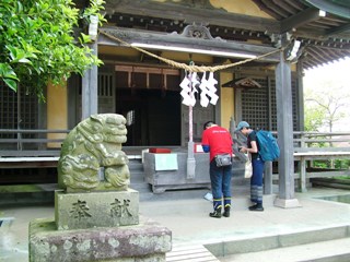 近所の神社で参拝
