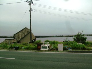 疲れ果て眠るメンバー