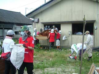 味噌を運び出す