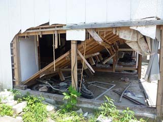 疲れ果て眠るメンバー