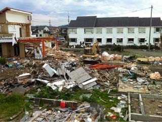 疲れ果て眠るメンバー