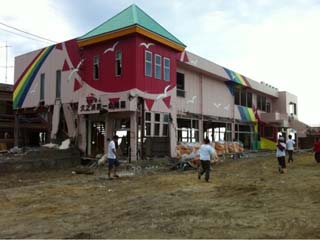 疲れ果て眠るメンバー