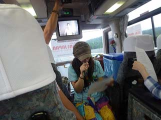 疲れ果て眠るメンバー