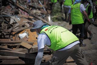 味噌を運び出す