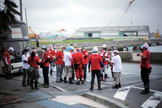 活動中-がれき撤去