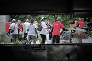 味噌を運び出す