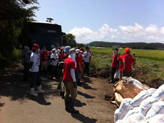 活動中-がれき撤去