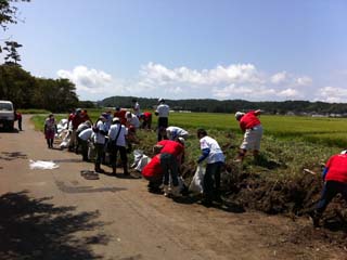 味噌を運び出す