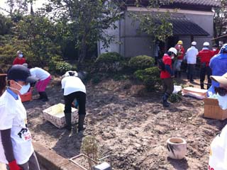 活動中-がれき撤去