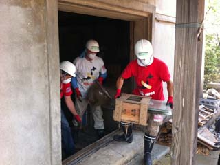 活動中-がれき撤去