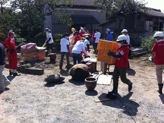 活動中-がれき撤去