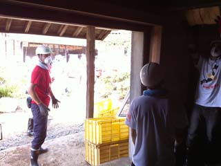 活動中-がれき撤去