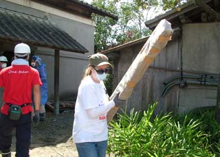 活動中-がれき撤去