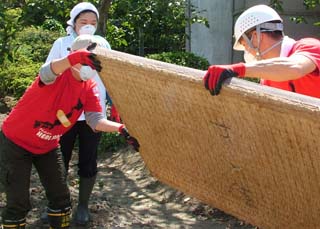 活動中-がれき撤去