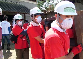 味噌を運び出す