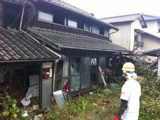 活動中-がれき撤去