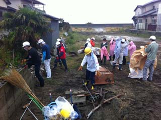 味噌を運び出す