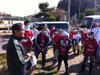 活動中-がれき撤去