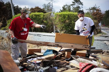 共同でがれきを撤去するメンバー2
