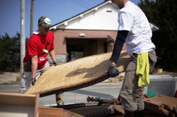 共同でがれきを撤去するメンバー3