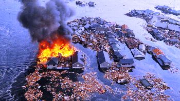 2011/3/11 津波に流される住宅と火事